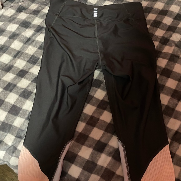 UA cropped multi color leggings - Picture 3 of 3